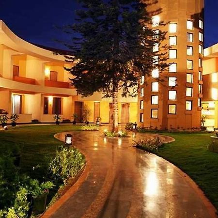 Sahil Sarovar Portico Лонавала Екстериор снимка