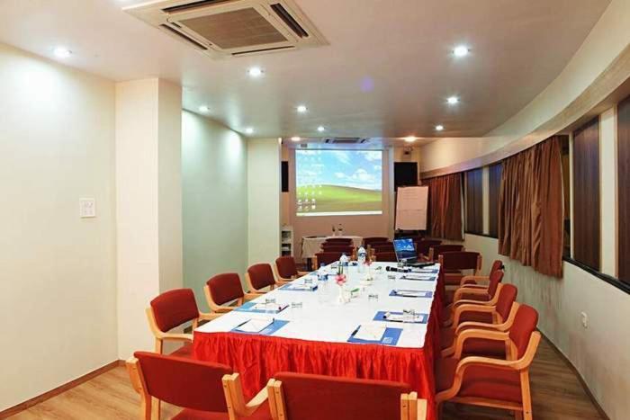 Sahil Sarovar Portico Лонавала Ресторант снимка