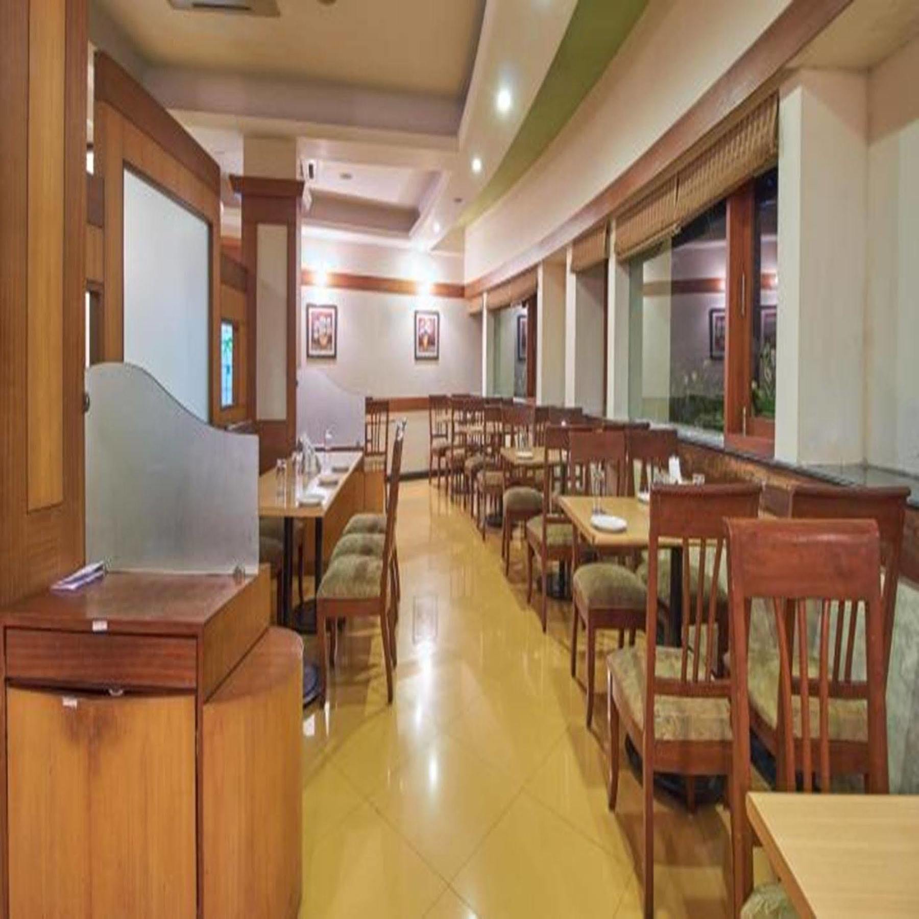 Sahil Sarovar Portico Лонавала Екстериор снимка