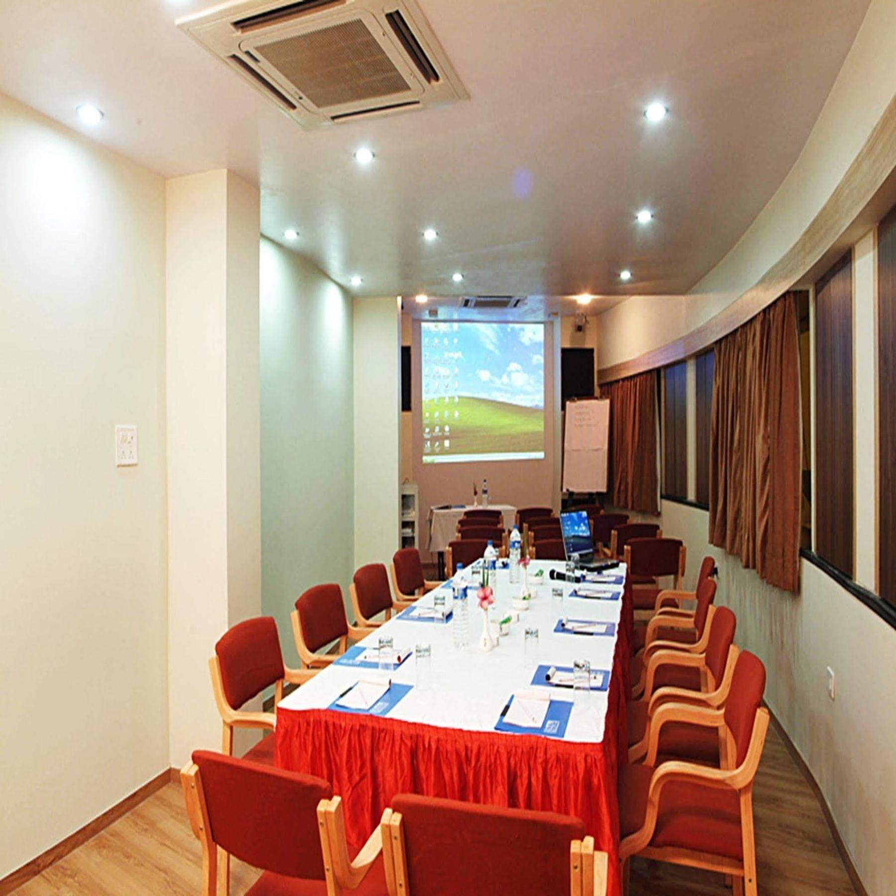 Sahil Sarovar Portico Лонавала Екстериор снимка